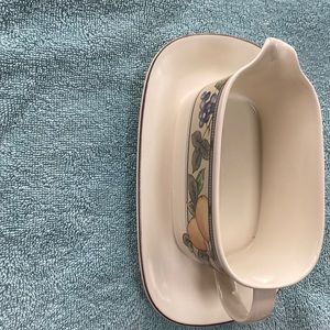 Mikasa garden harvest gravy boat 2 pieces.  Great shape. Serve wear